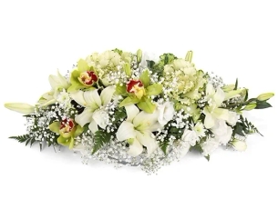 'Spring Pearl' flower arrangement in pure white combined with matching utensils