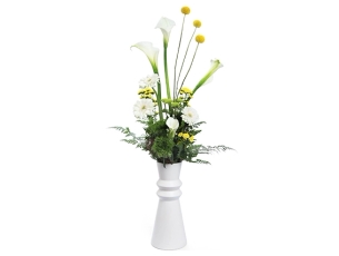 Alma Bouquet in a vase in shades of white and yellow