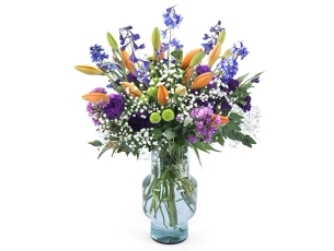 Elian Bouquet in shades of white, purple and orange.