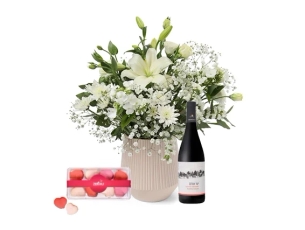 white Morena bouquet, love Macarons & red Wine