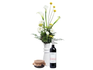 Alma Bouquet in a vase in shades of white and yellow comes with red wine and charoset