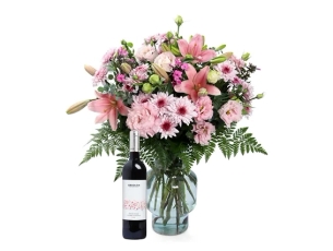 Romy Bouquet Medium in shades of pink. cones with red wine