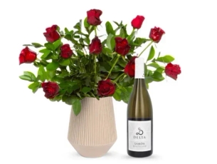 Red roses & White Lamda wine