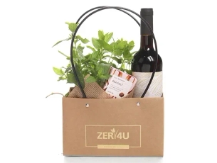 The Classic Heart Blessing Package contains a jute spice pot, a bottle of Sadot wine from Tepperberg
